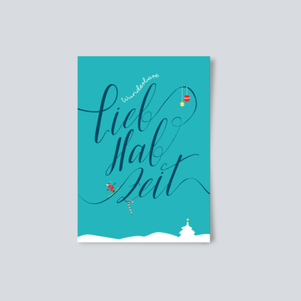 Weihnachtskarte mit dem Text 'Lieb Hab Zeit' in geschwungener Schrift auf türkisfarbenem Hintergrund.