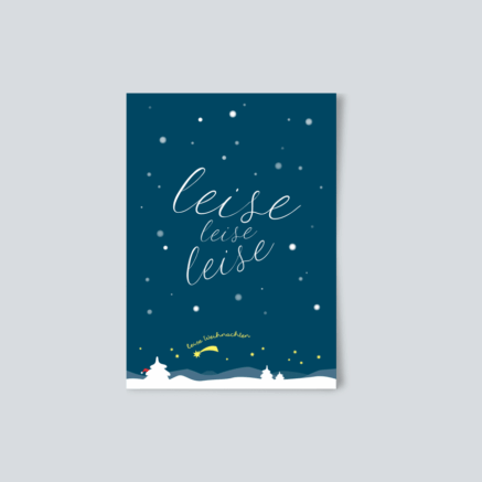 Weihnachtliche Illustration mit dem Text 'leise leise leise' auf einem blauen Hintergrund mit Schneeflocken.