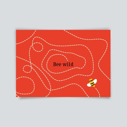 Eine rote Karte mit einem Bienenmotiv und dem Text 'Bee wild'.