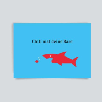 Grafik mit einem roten Hai, der einen kleinen Fisch anvisiert, auf blauem Hintergrund mit Text.