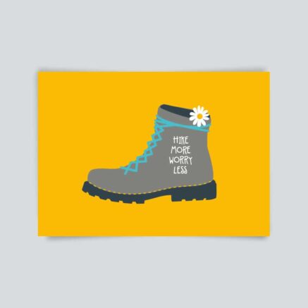 Grafik eines grauen Wanderschuhs mit blauer Schnürung und einer Blume auf der Seite.
