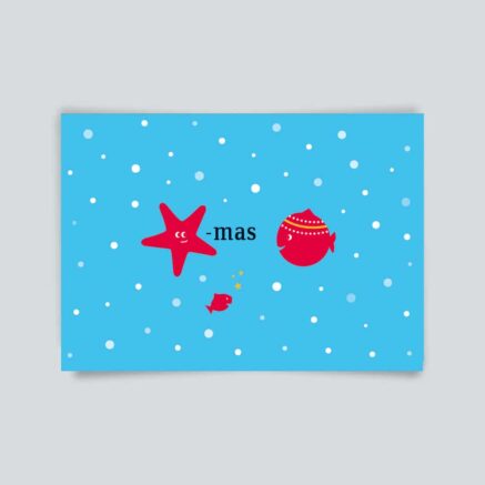 Blaue Weihnachtskarte mit einem roten Stern und zwei Fischen in verschiedenen Größen.
