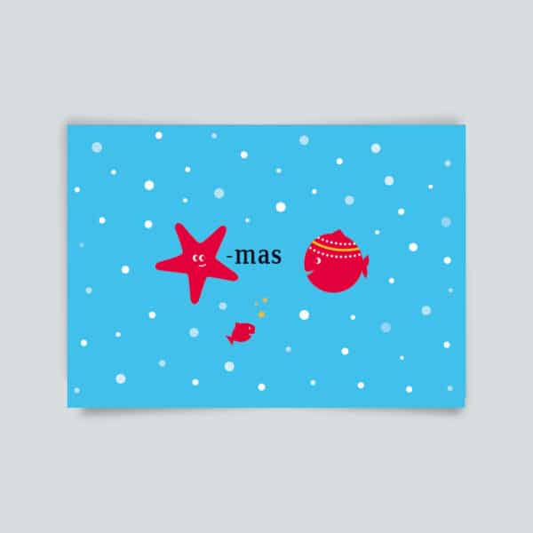 Blaue Weihnachtskarte mit einem roten Stern und zwei Fischen in verschiedenen Größen.