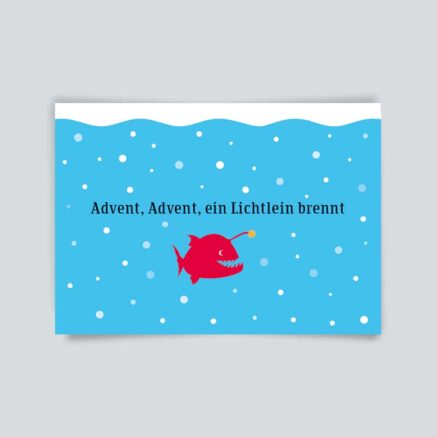 Bunte Adventskarte mit einem roten Fisch und dem Text 'Advent, Advent, ein Lichtlein brennt'.