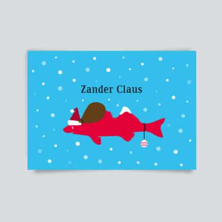 Humorvolle Weihnachtskarte mit rotem Fisch als „Zander Claus“, Weihnachtsmütze, Geschenkesack und Christbaumkugel auf leuchtend blauem, verschneitem Hintergrund.