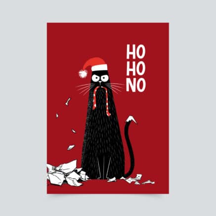 Humorvolle Weihnachtskarte mit schwarzer Katze in Weihnachtsmütze und rot weißem Schal vor rotem Hintergrund. Um die mürrische Katze liegen zerrissene Papierreste, daneben steht der Schriftzug „Ho Ho No“.